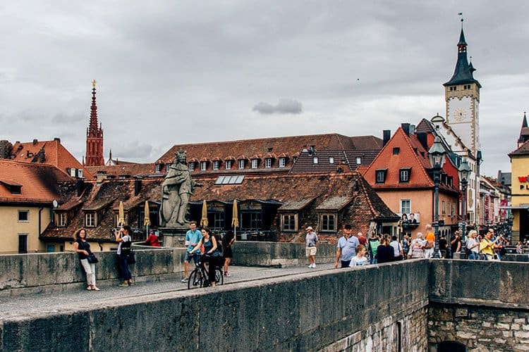 Einen Schoppen trinken auf der Alten Mainbrücke