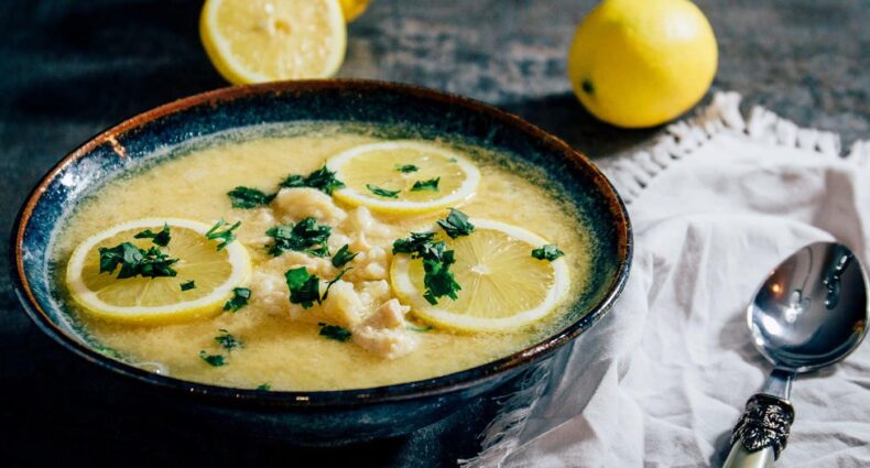 Kotosoupa Avgolemono: Griechische Hühnersuppe mit ZitroneKotosoupa Avgolemono: Griechische Hühnersuppe mit Zitrone