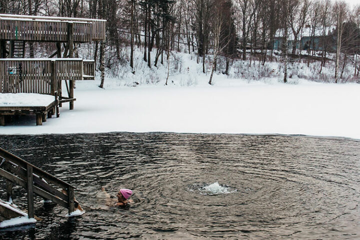 Eisschwimmen im Mytäjäinen, Lahti, Finnland