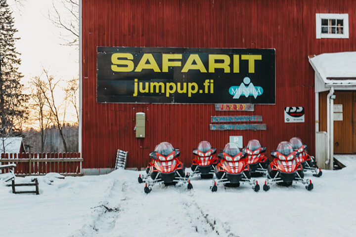 Snowmobil Tour, Jump Up in Messilä, Finnland