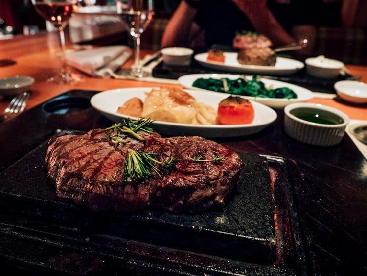 Rib Eye vom heißen Stein in der Taverne