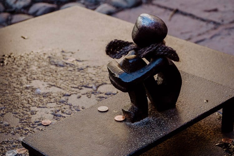 Järnpojke – der kleine Junge der auf den Mond sieht