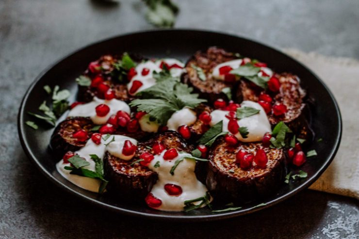 Auberginen mit Granatapfel und Tahini – Rezept aus Israel