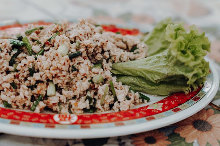 Essen in Thailand: Larb Moo – Thailändischer Schweinehackfleisch-Salat