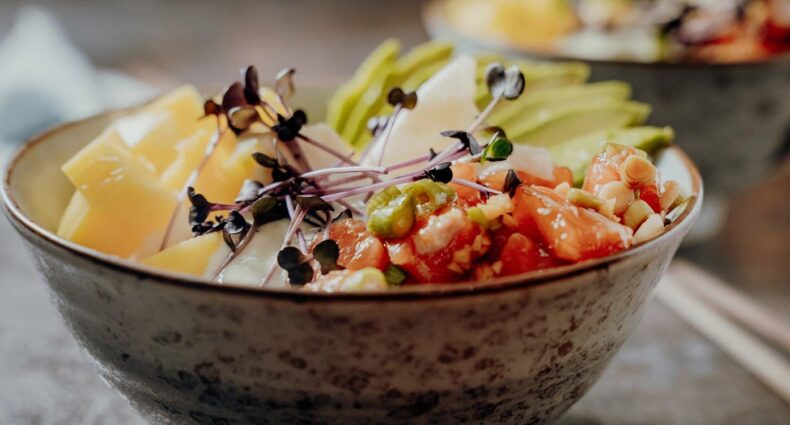 Poke Bowl mit Lachs & Mango aus Hawaii