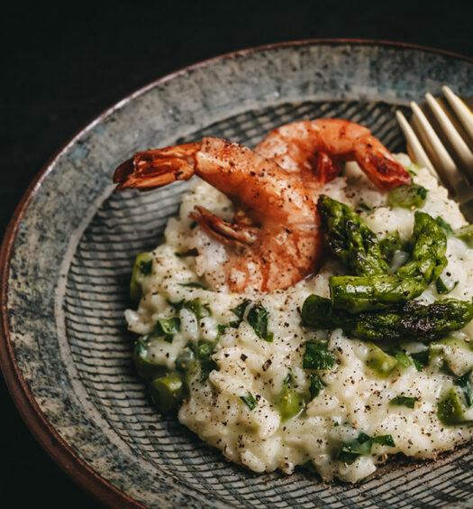 Bärlauch-Risotto mit grünem Spargel, Ziegenfrischkäse und Scampi