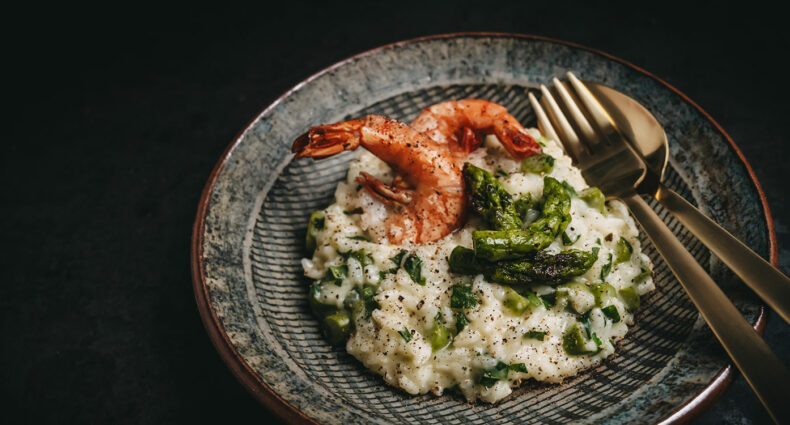 Bärlauch-Risotto mit grünem Spargel, Ziegenfrischkäse und Scampi