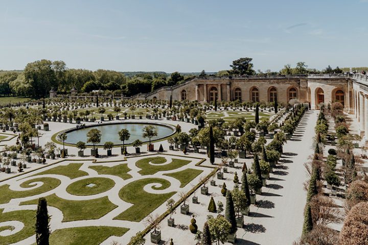 Erlebe die musikalischen Wasserspiele in den Schlossgärten von Versailles