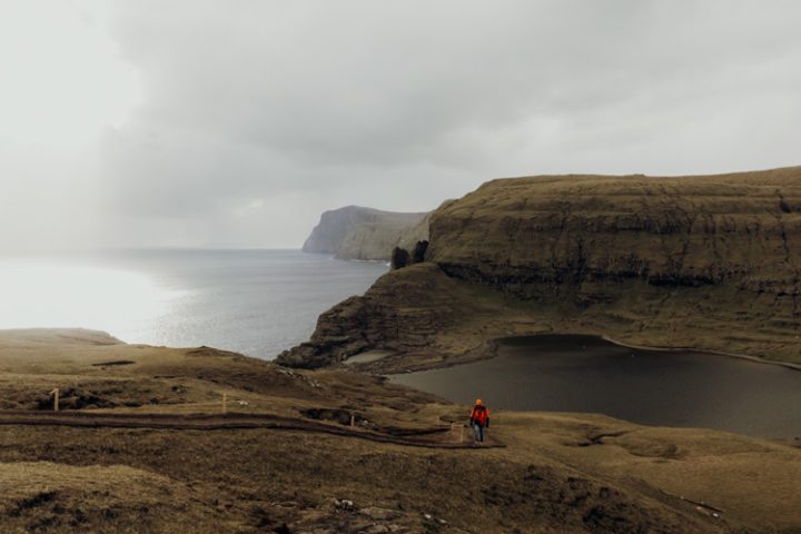 Wandern auf den Färöer Inseln – Wanderung um den größten Binnensee Leitisvatn