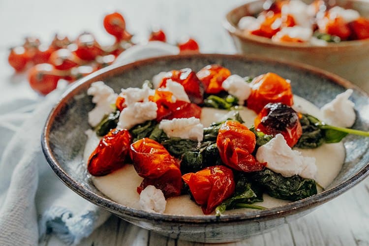 Polenta Rezept – Maisbrei mit gegrillten Tomaten und Ziegenkäse