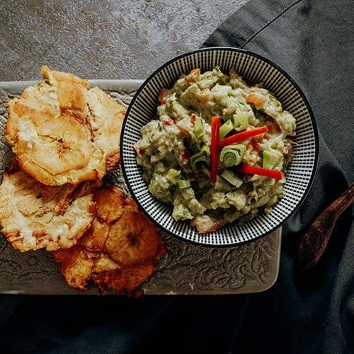 Patacones Rezept aus Kolumbien – goldbraun frittierte Kochbananen mit Guacamole Dip nach einem kolumbianischen Originalrezept.