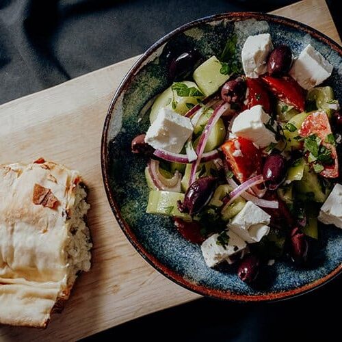 Tiropita – griechische Fetapastete mit Bauernsalat