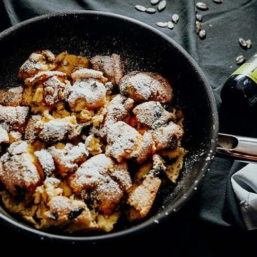 Steirischer Kürbiskernschmarrn mit Kernöl und Zwetschgenröster