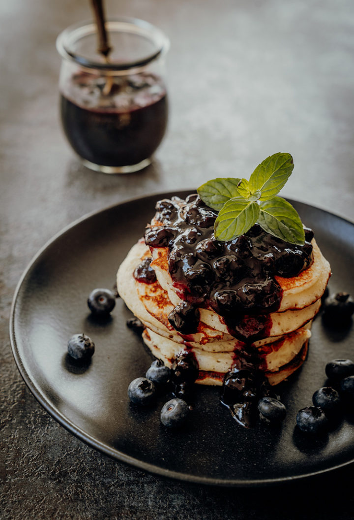 Kanadisches Frühstück – Rezept für Buttermilk Pancakes mit Blaubeersauce