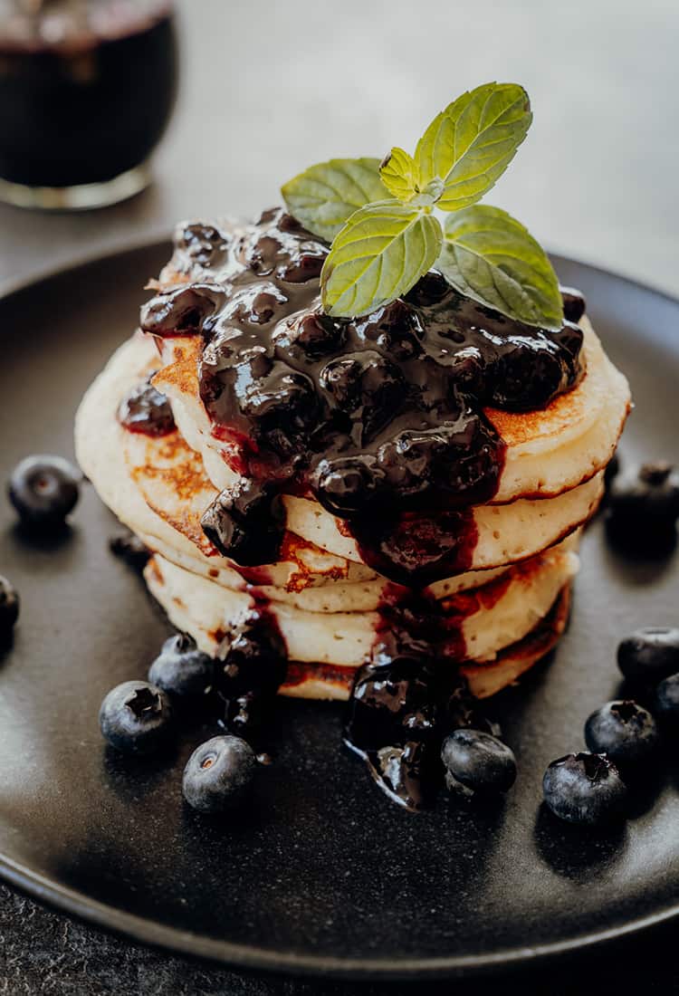 Kanadische Buttermilch-Pfannkuchen mit Blaubeersauce Kanadische Buttermilch-Pfannkuchen mit Blaubeersauce