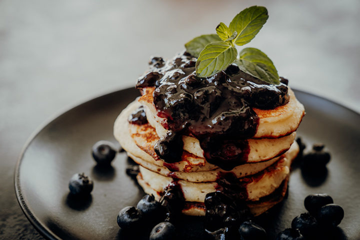 Kanadisches Frühstück – Rezept für Buttermilk Pancakes mit Blaubeersauce