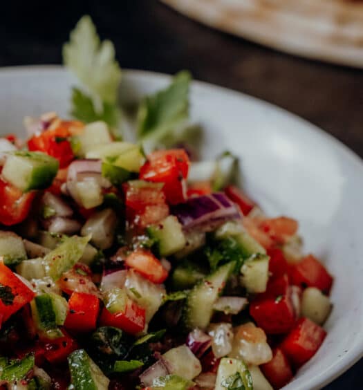 Israelischer Salat nach einem Rezept aus Tel Aviv