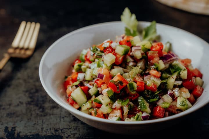 Israelischer Salat nach einem Rezept aus Tel Aviv