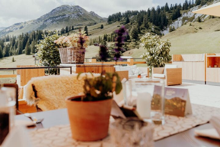 Das Hotel Mohnenfluh – Speisen auf einer der schönsten Terrassen in Vorarlberg