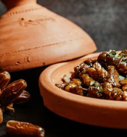 Marokkanische Rindfleisch–Tajine mit Datteln und Walnüssen