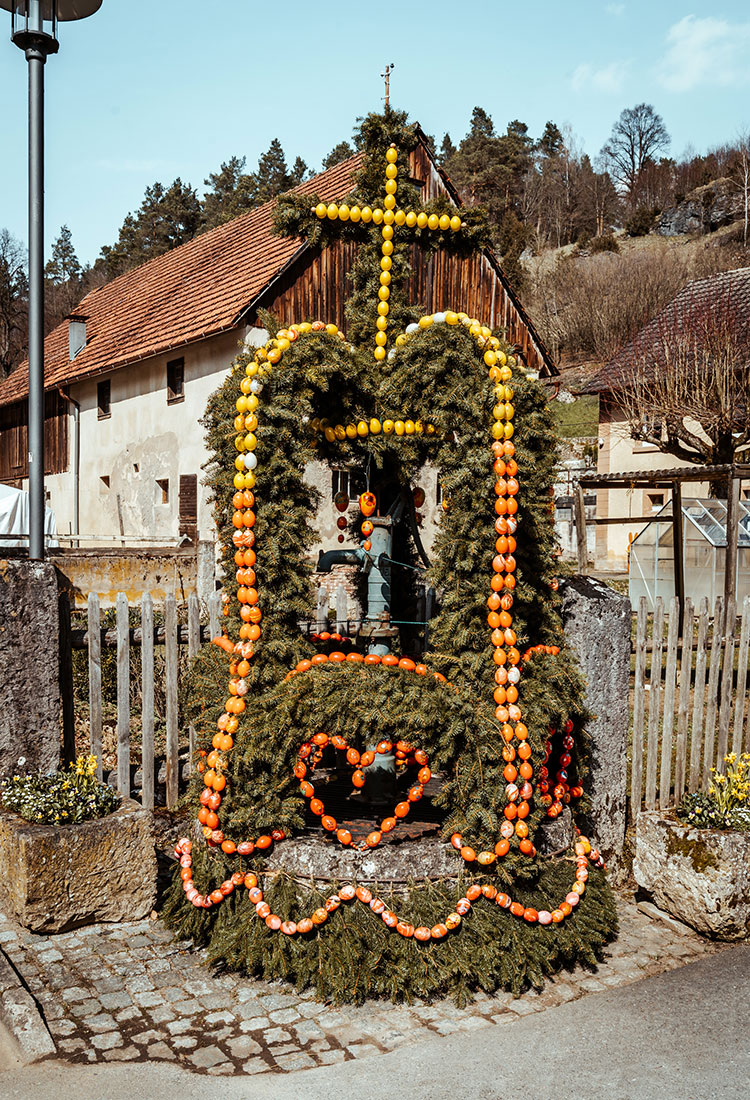 Osterbrunnen in Oberailsfeld