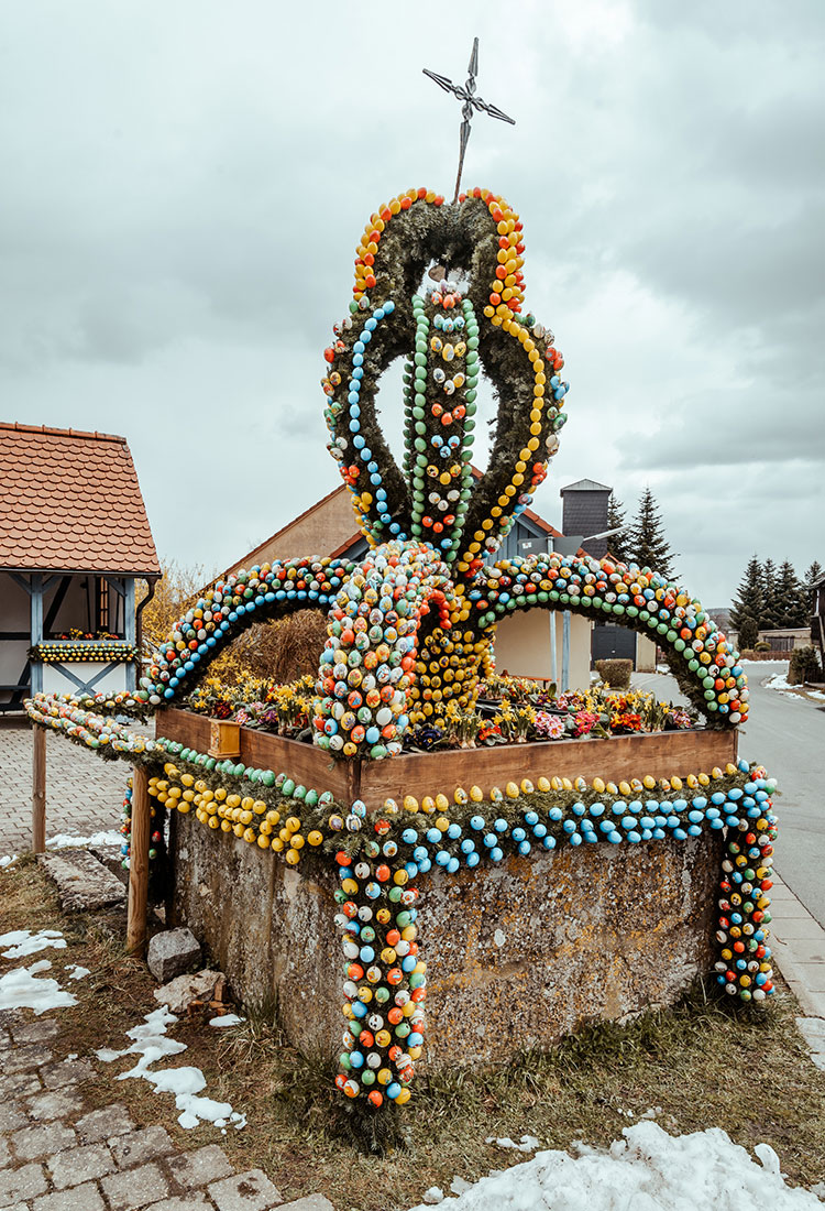 Osterbrunnen in Teuchartz