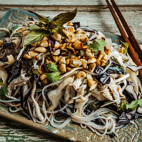 Khmer Salat mit Reisnudeln, Hühnchen und Kohl