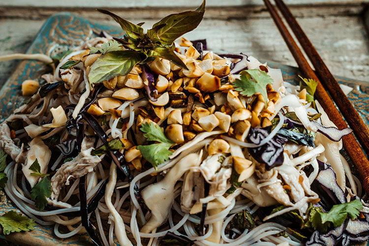 Khmer Salat mit Reisnudeln, Hühnchen und Kohl