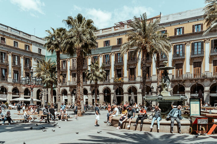 Die lebhafte Plaça Reial in Barcelona