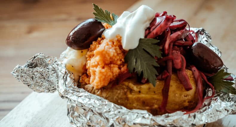 Kumpir mit Couscous und Rotkohl Rezept