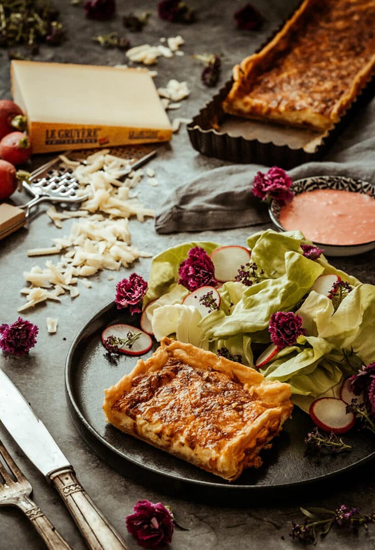 Schweizer Käsewähe mit sommerlichem Salat &amp; bunten Blüten