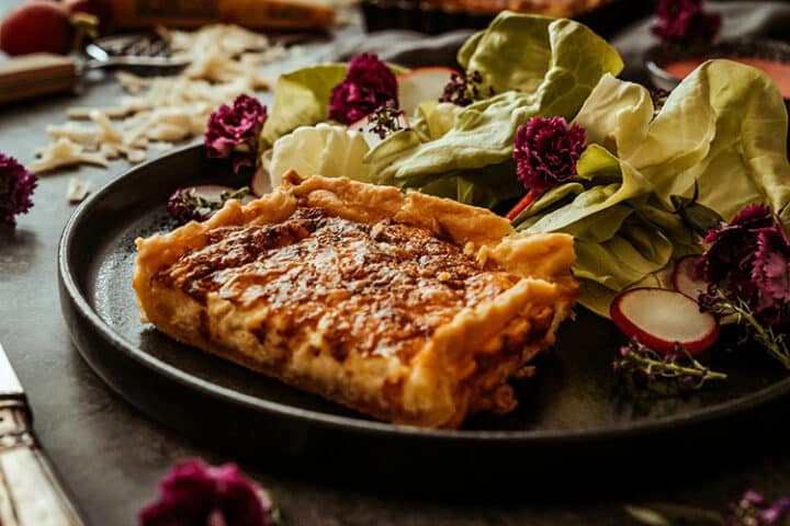 Rezept für Schweizer Käse Tarte mit Le Gruyère AOP und Sommersalat