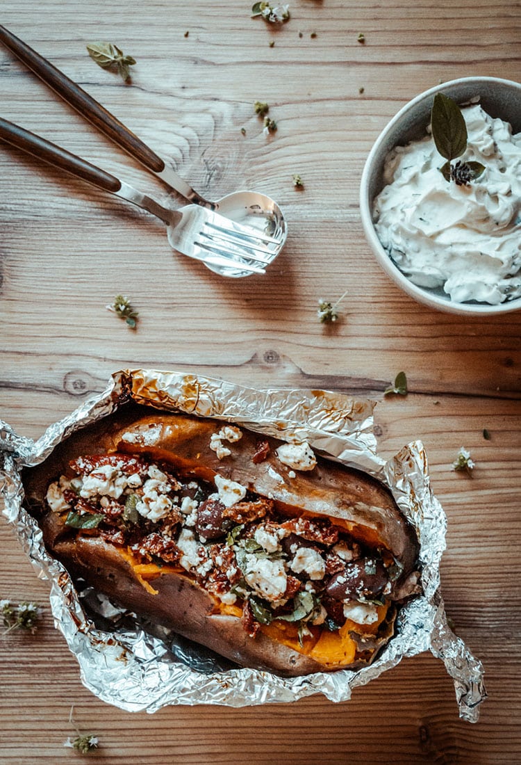 Mediterran gefüllte Süßkartoffel-Kumpir – türkisches Rezept