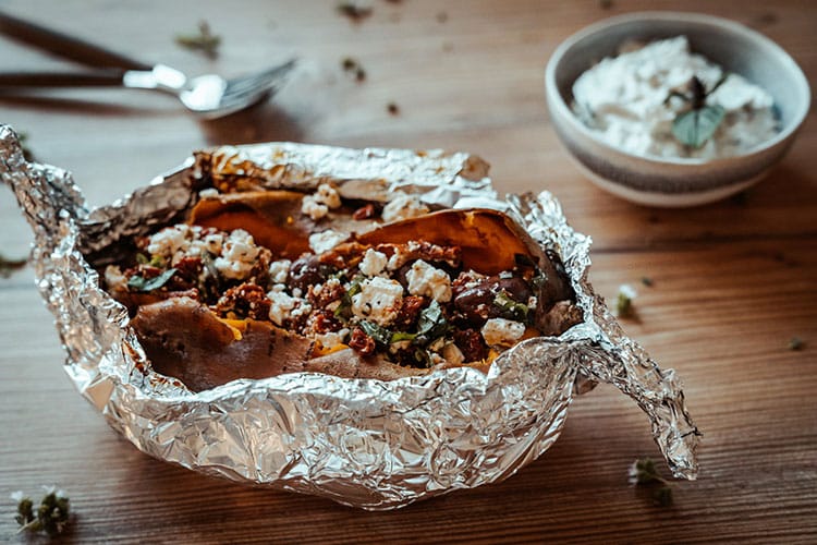 Mediterran gefüllte Süßkartoffel-Kumpir – türkisches Rezept