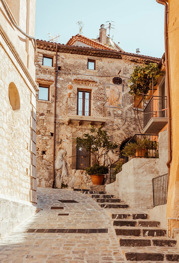 Das mittelalterliche Bergdorf Morigerati, Italien