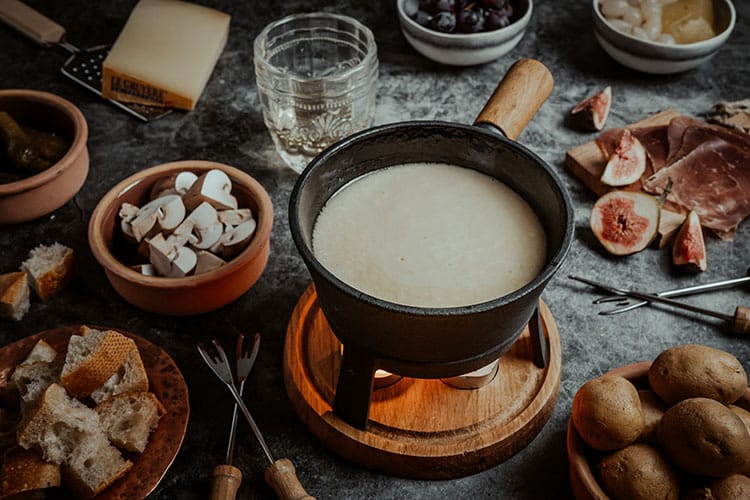 Schweizer Käsefondue Moitié-Moitié Rezept mit Le Gruyère AOP