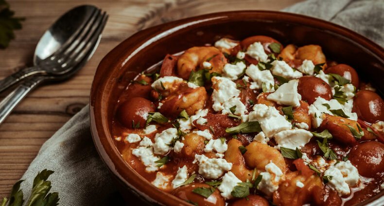 Griechisches Garnelen-Saganaki mit Tomaten und Feta