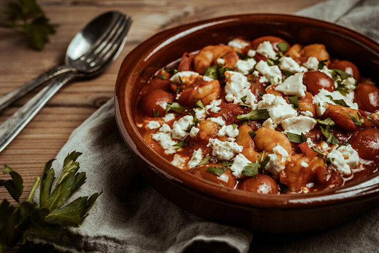 Griechisches Garnelen-Saganaki mit Tomaten und Feta