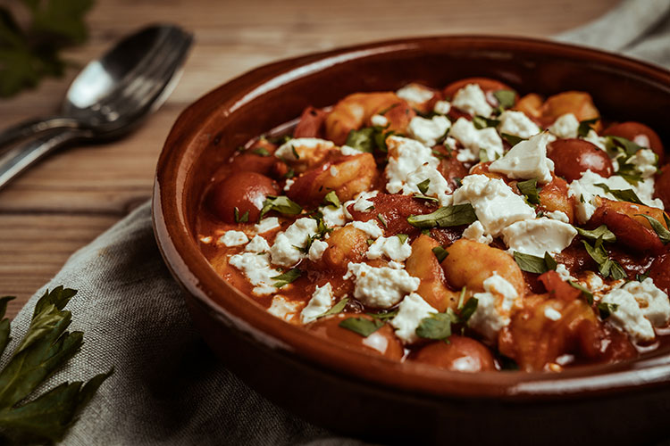 Griechisches Garnelen-Saganaki mit Tomaten und Feta Griechisches Garnelen-Saganaki mit Tomaten und Feta