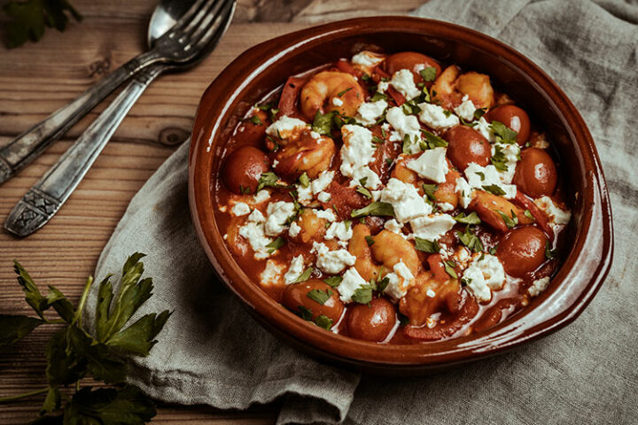 Authentisches griechisches Rezept für Shrimps Saganaki mit Tomaten, Ouzo und Feta
