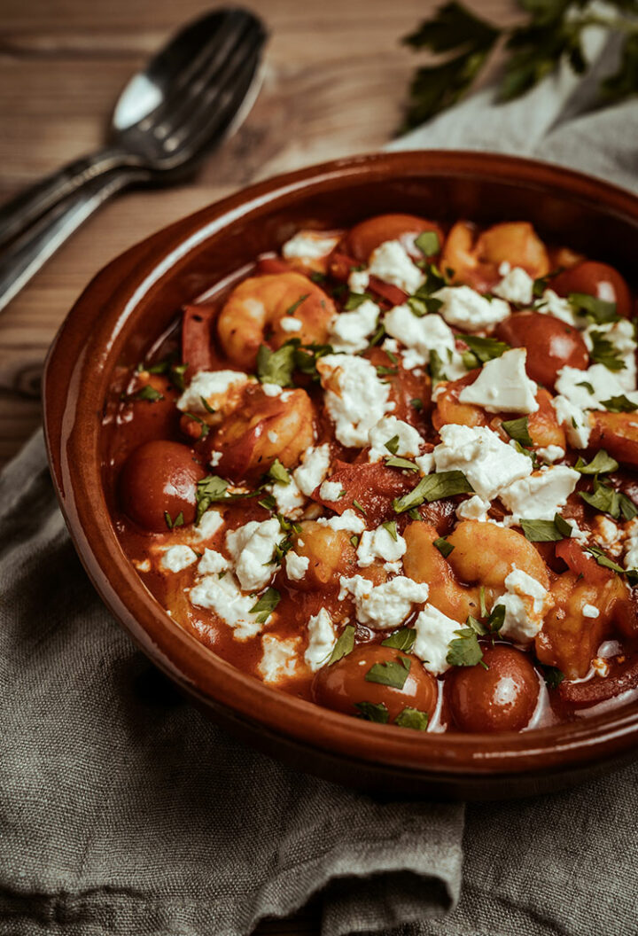 Authentisches griechisches Rezept für Shrimps Saganaki mit Tomaten, Ouzo und Feta