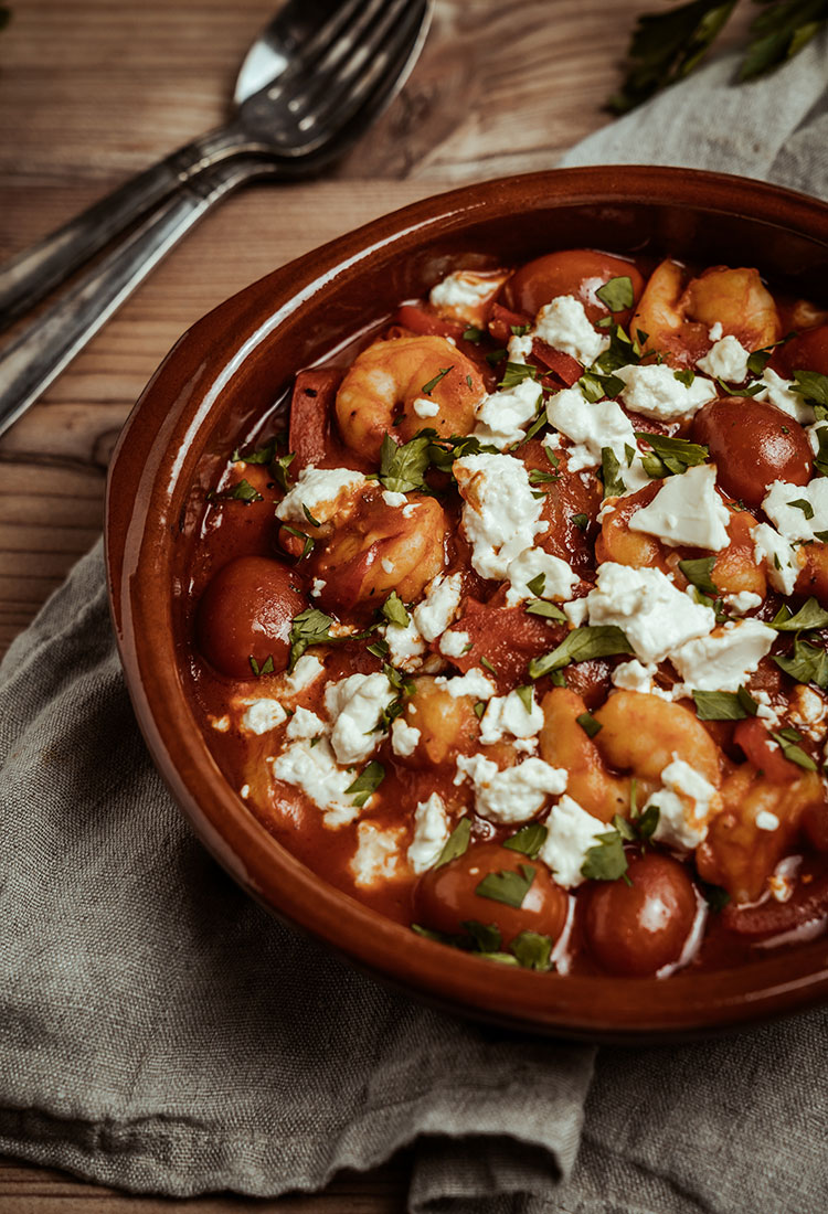 Griechisches Garnelen-Saganaki mit Tomaten und Feta