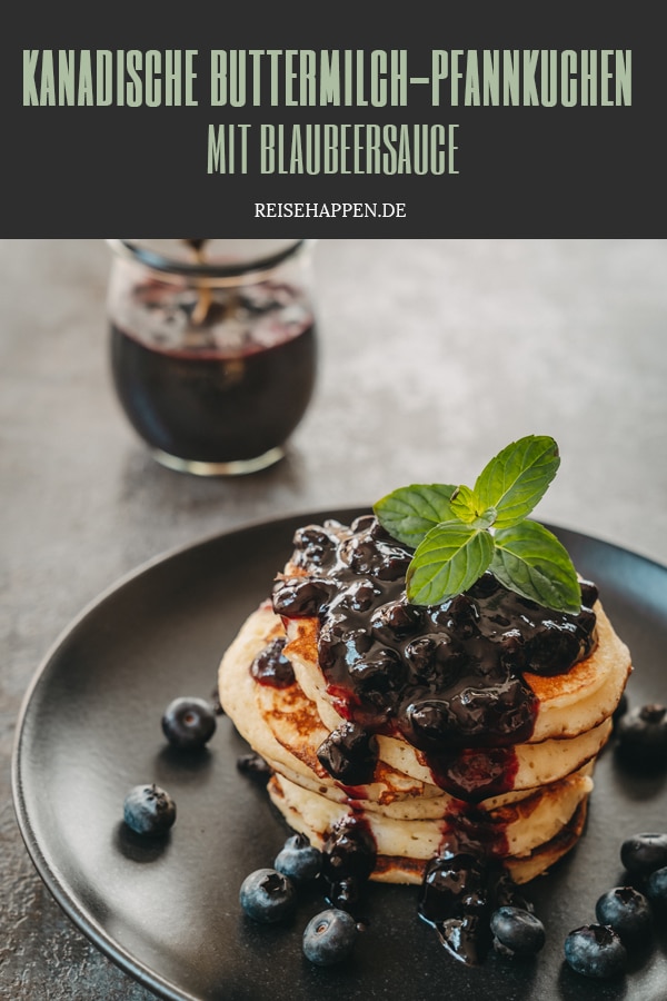 Kanadische Buttermilch-Pfannkuchen mit Blaubeersauce