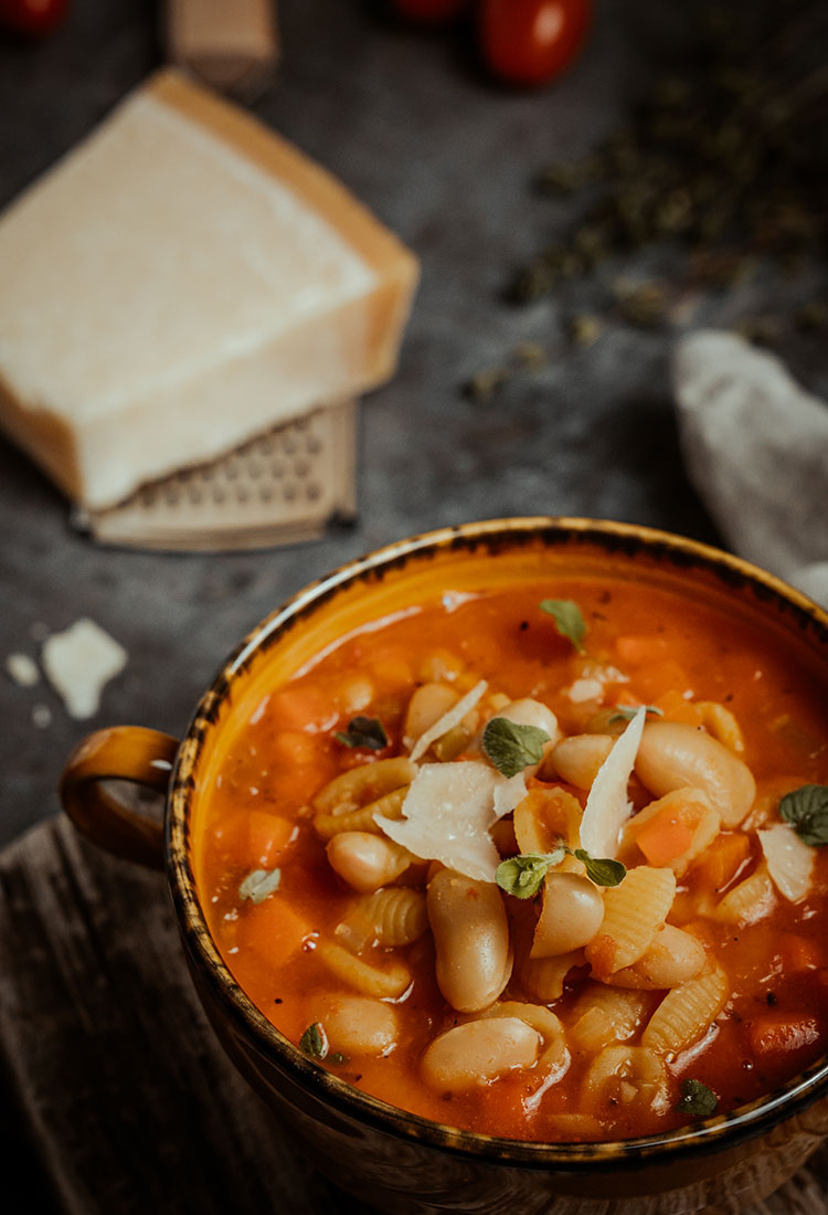 Pasta e fagioli - Rezept für italienische Nudelsuppe mit Bohnen