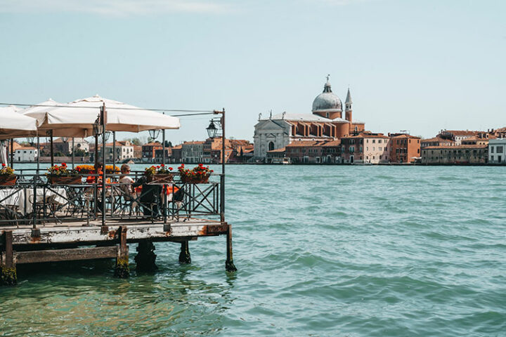Die hölzernen Barterrassen auf dem Canale della Giudecca, Venedig