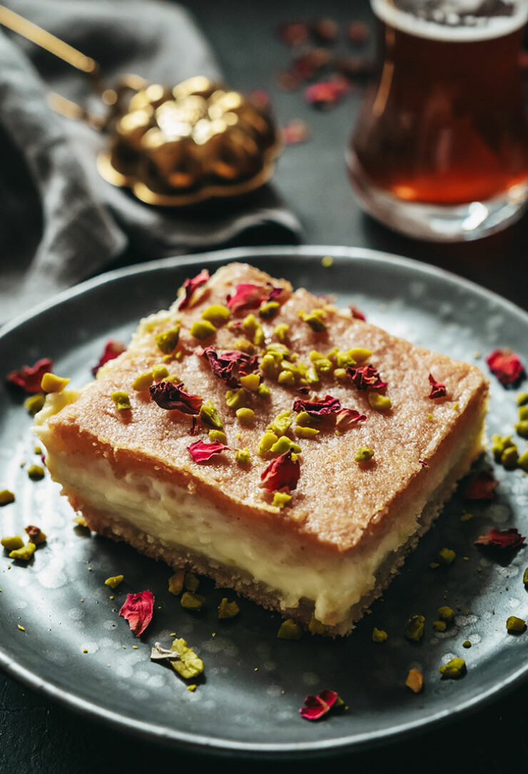 Basbousa - orientalischer Grießkuchen mit Puddingfüllung