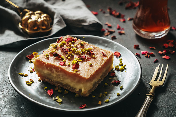 Basbousa - orientalischer Grießkuchen mit Puddingfüllung Basbousa - orientalischer Grießkuchen mit Puddingfüllung