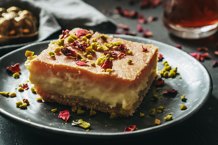 Basbousa - orientalischer Grießkuchen mit Puddingfüllung