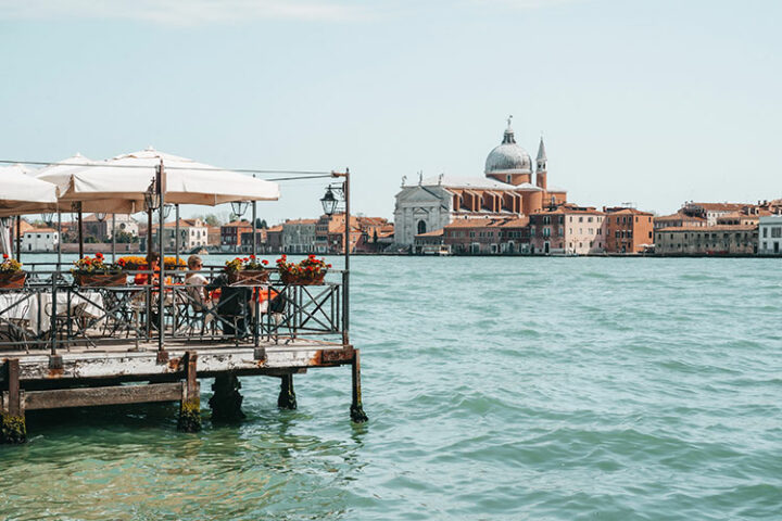 Die hölzernen Barterrassen auf dem Canale della Giudecca, Venedig
