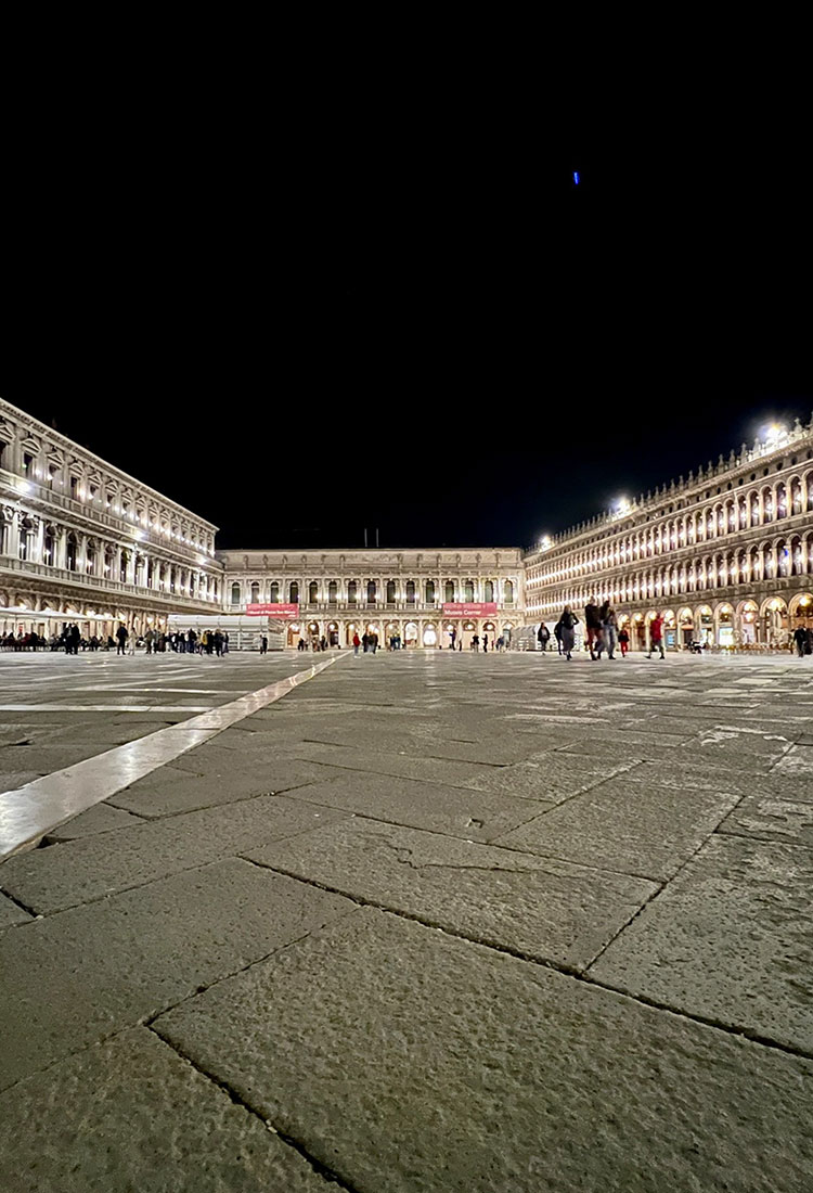 Der Markusplatz in Venedig bei Nacht
